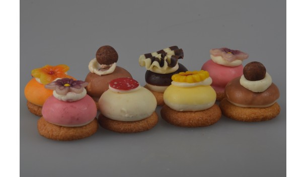 8 crème petit fours afbeelding